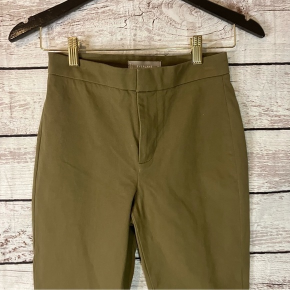 Everlane the Fixed-Waist Stretch Cotton Pant in Olive Green. - Picture 4 of 10